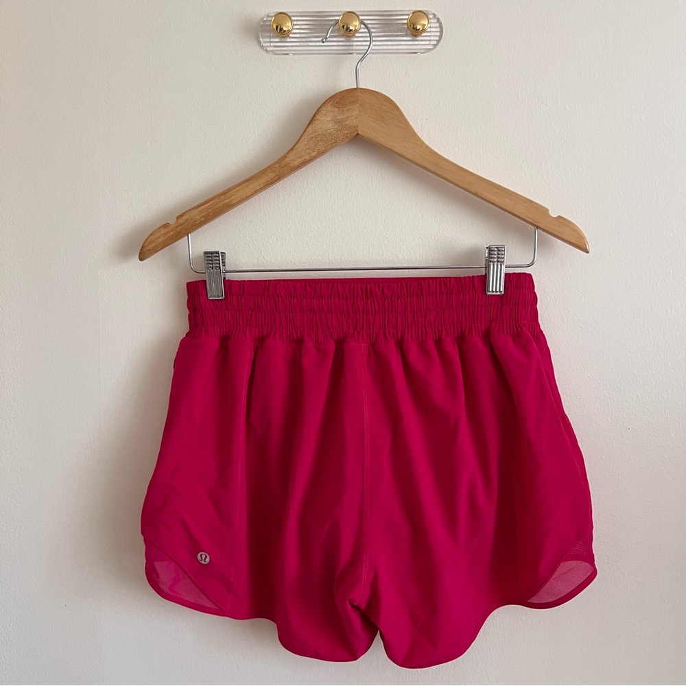 Lululemon Hotty Hot High-Rise Lined Short 4"
Passionate
Size 8